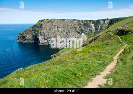 Le South West Coast Path près de Viseu, à Cornwall, England, UK Banque D'Images