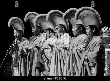 Le chant des moines GYUTÖ lors d'une nuit au Tibet Dalaï Lama en octobre 2007 enseignement KUMBUM CHAMTSE LING parrainé par le Centre culturel tibétain & - BLOO Banque D'Images