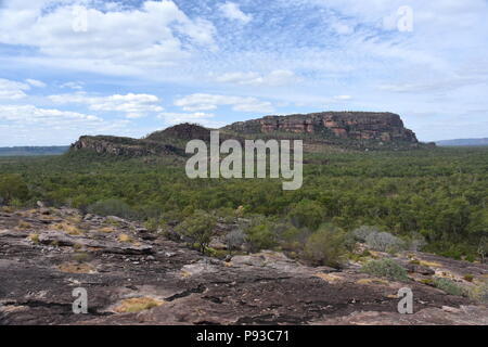 Paysage de Nourlangie, vue de Nawurlandja. Burrungkuy (Nourlangie) région est connue pour son patrimoine de l'art rupestre, Birdlife et promenades colorées Banque D'Images