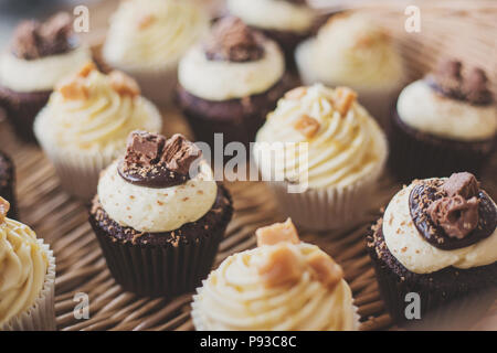 Cupcakes au chocolat et caramel et disposés dans une boîte de présentation Banque D'Images