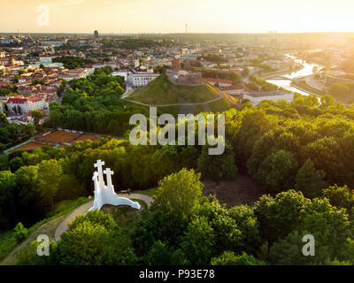 Vue aérienne du monument des trois croix surplombant la vieille ville de Vilnius sur le coucher du soleil. Paysage de Vilnius de la colline des trois croix, situé dans la région de Kalnai Banque D'Images