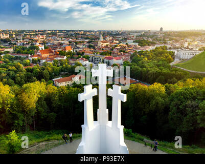 Vue aérienne du monument des trois croix surplombant la vieille ville de Vilnius sur le coucher du soleil. Paysage de Vilnius de la colline des trois croix, situé dans la région de Kalnai Banque D'Images