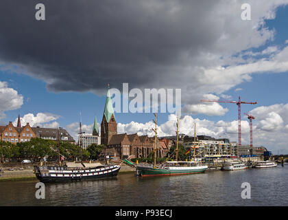 Bremen, Allemagne - Juillet 10th, 2018 Riverside - vue sur la promenade Schlachte et le voilier 'Alexander von Humboldt' à ses amarres avec le S Banque D'Images