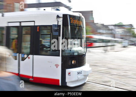 Bremen, Allemagne - Juillet 10th, 2018 - Première voiture d'un tramway passant par (flou de mouvement, d'une exposition longue) Banque D'Images