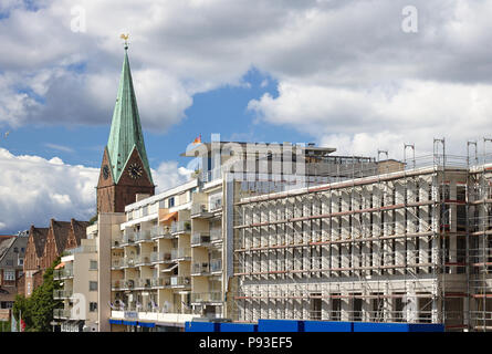 Bremen, Allemagne - 10 juillet 2018 - Chantier de construction du nouveau bâtiment Kuehne sur les rives du fleuve Weser avec l'église Martini dans la rue bac Banque D'Images