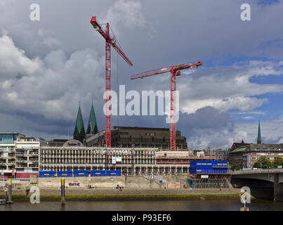 Bremen, Allemagne - 10 juillet 2018 - Chantier de construction du nouveau bâtiment Kuehne sur les rives du fleuve Weser avec d'énormes grues et clochers dans Banque D'Images