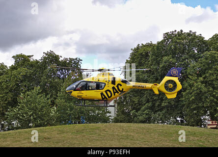 Bremen, Allemagne - Juillet 10th, 2018 - hélicoptère de sauvetage d'urgence dans un parc Banque D'Images