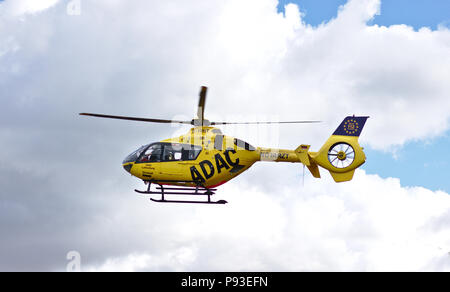 Bremen, Allemagne - Juillet 10th, 2018 - hélicoptère de sauvetage d'urgence en vol Banque D'Images