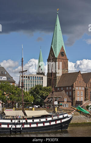 Bremen, Allemagne - Juillet 10th, 2018 - navire à voile les amarres avec sainte église Martini en arrière-plan (portrait) Banque D'Images