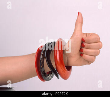 Close-up of bangles rouge et noir sur le bras de la femme pour un usage éditorial uniquement Banque D'Images