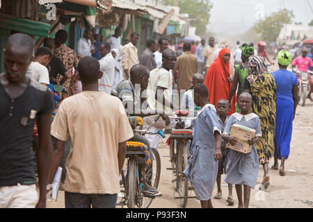 Kakuma, Kenya - Scène de rue animée. Banque D'Images