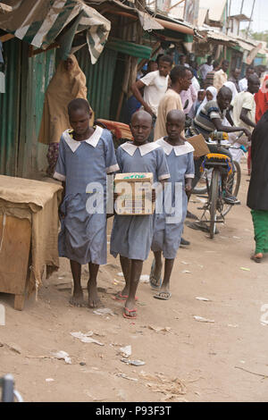 Kakuma, Kenya - Scène de rue. Les élèves à l'école l'uniforme dans l'animation de scène de rue. Banque D'Images