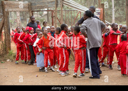 Nairobi, Kenya - Les étudiants en sport survêtements à St. John's Community Centre Pumwani. Banque D'Images