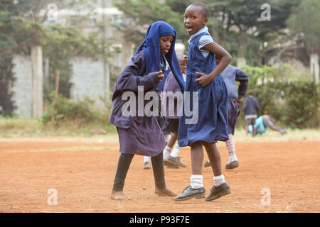 Nairobi, Kenya - l'uniforme scolaire jouent dans la cour de l'école de St John's Community Centre Pumwani. Banque D'Images