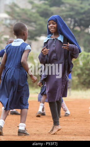 Nairobi, Kenya - l'uniforme scolaire jouent dans la cour de l'école de St John's Community Centre Pumwani. Banque D'Images