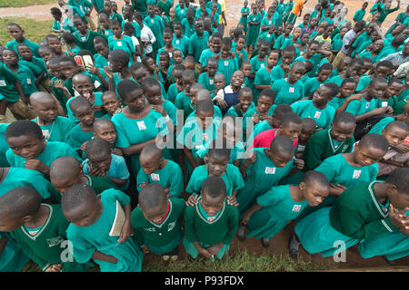 Bombo, Ouganda - appel de l'école dans la cour de l'école primaire mixte de Bombo. Banque D'Images