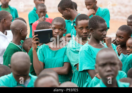 Bombo, Ouganda - appel de l'école dans la cour de l'école primaire mixte de Bombo. Banque D'Images