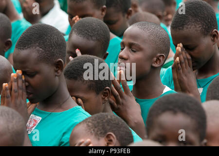 Ouganda - Bombo, priant les élèves de l'école dans la cour d'appel de l'école primaire mixte de Bombo. Banque D'Images