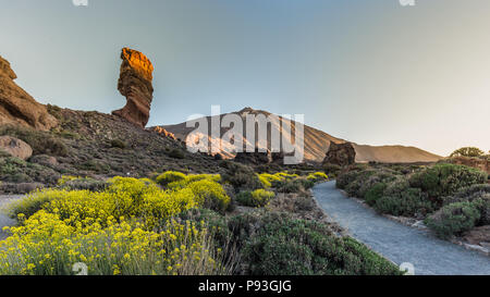 Voir l'unique de Roques de Garcia formation rocheuse unique avec le célèbre volcan montagne Pico del Teide sommet à l'arrière-plan sur un matin ensoleillé. Teide N Banque D'Images