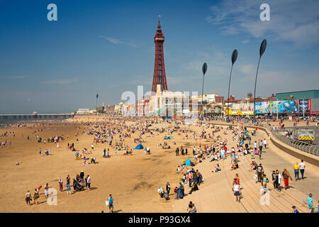 Royaume-uni, Angleterre, dans le Lancashire, Blackpool, plage de la jetée sud en direction de North Pier et de la tour Banque D'Images