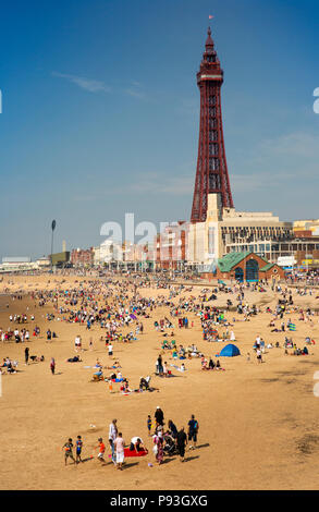 Royaume-uni, Angleterre, dans le Lancashire, Blackpool, plage de la jetée sud en direction de North Pier et de la tour Banque D'Images