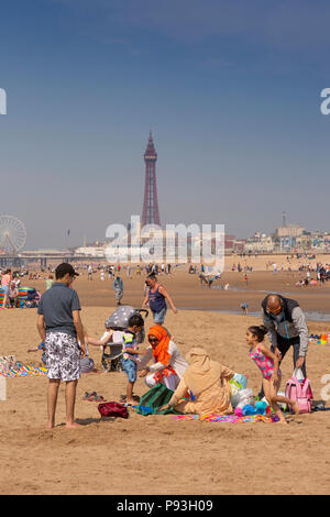 Royaume-uni, Angleterre, dans le Lancashire, Blackpool, modestement vêtu de la famille musulmane de Blackburn on beach Banque D'Images