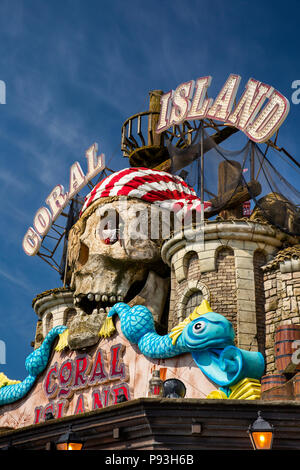 Royaume-uni, Angleterre, dans le Lancashire, Blackpool, Promenade, l'île de corail entrée attraction à thème pirate Banque D'Images