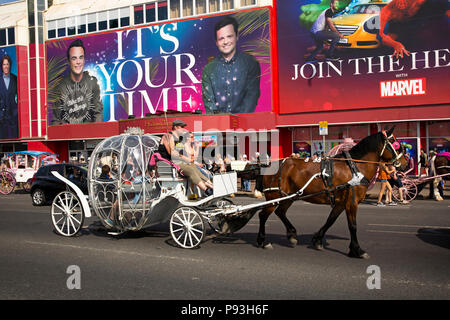 Royaume-uni, Angleterre, dans le Lancashire, Blackpool, Promenade, transport de passagers passant attraction de Madame Tussauds Banque D'Images