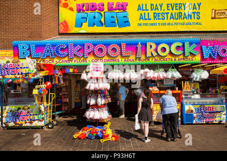 Fil365 UK, en Angleterre, dans le Lancashire, Blackpool, Promenade, Golden Mile, rock et la plage et accessoires de l'affichage de la chaussée Banque D'Images