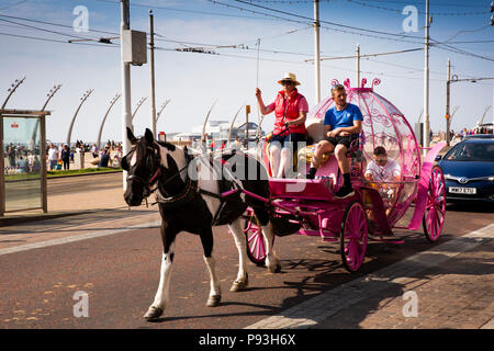 Fil366 UK, en Angleterre, dans le Lancashire, Blackpool, Promenade, Golden Mile, peint rose Cinderella transport de passagers Banque D'Images