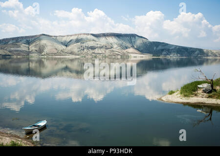 Barque solitaire sur le bord de lac Nallihan en Turquie Banque D'Images
