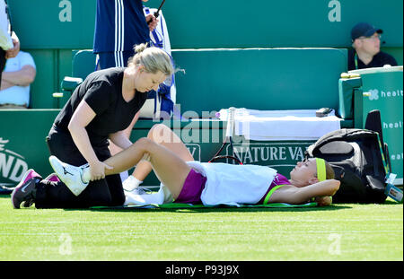 Aleksandra Krunic (Slovaquie) Sur réception de l'aide médicale et de physiothérapie de la cour au cours de la Nature Valley International, 26 juin 2018 Eastbourne Banque D'Images