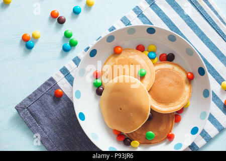 Le petit déjeuner des enfants ou dessert - crêpes au bonbons colorés. Banque D'Images