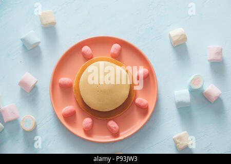 Le petit déjeuner des enfants ou dessert - crêpes au bonbons guimauve. Banque D'Images