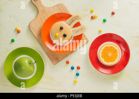 Funny bunny crêpes de fruits pour les enfants Petit déjeuner de Pâques Banque D'Images