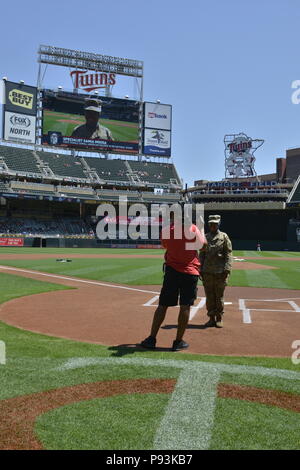 La Garde nationale du Minnesota de la CPS. Samia Mousa est reconnu sur le terrain en tant que première femme Somali-American soldat dans la Garde nationale du Minnesota au cours de la Minnesota Twins 2018 Journée de reconnaissance des Forces armées jeu. Les Twins du Minnesota et les vétérans de service reconnus au cours de leur journée de reconnaissance des Forces armées annuel jeu, 8 juillet 2018, à champ cible. La Garde nationale du Minnesota (photo par le Sgt. Blair Heusdens) Banque D'Images