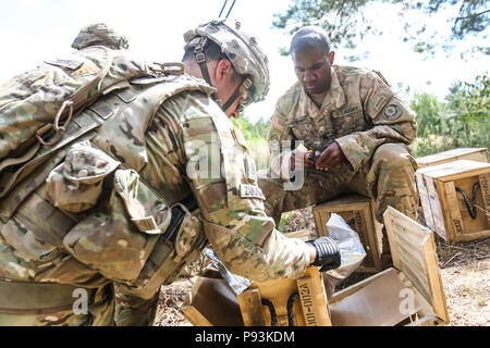 Le s.. Zachary Zandoonai (à gauche), et le sergent. Jared Cherry (à droite), avec 1er Escadron, 2e régiment de cavalerie, déballez M18A1 Claymore mines pendant un exercice multinational de formation claymore avec Battle Group Pologne Bemowo Piskie au domaine de formation, la Pologne le 10 juillet 2018. La Pologne est un groupe de combat, unique coalition multinationale d'États-Unis, Royaume-Uni, croate et soldats roumains qui servent avec la 15e Brigade mécanisée polonaise comme une force de dissuasion de l'OTAN à l'appui de l'amélioration de l'avant la Présence. (U.S. Photo de l'armée par la CPS. Hubert D. Delany III /22e Détachement des affaires publiques mobiles) Banque D'Images