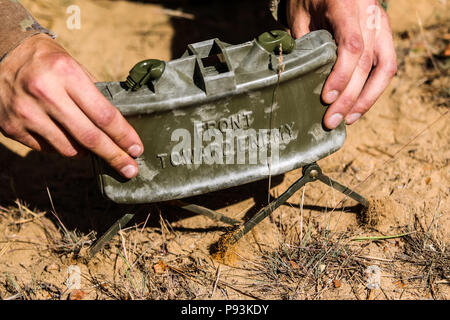 Le sergent de l'armée britannique. Rob Veasey avec 1ère Le Queen's Dragoon Guards, un emplaces M18A1 au cours d'une mine Claymore claymore multinationales d'entraînement avec le groupe de combat en Pologne Bemowo Piskie Domaine de formation, la Pologne le 10 juillet 2018. La Pologne est un groupe de combat, unique coalition multinationale d'États-Unis, Royaume-Uni, croate et soldats roumains qui servent avec la 15e Brigade mécanisée polonaise comme une force de dissuasion de l'OTAN à l'appui de l'amélioration de l'avant la Présence. (U.S. Photo de l'armée par la CPS. Hubert D. Delany III /22e Détachement des affaires publiques mobiles) Banque D'Images
