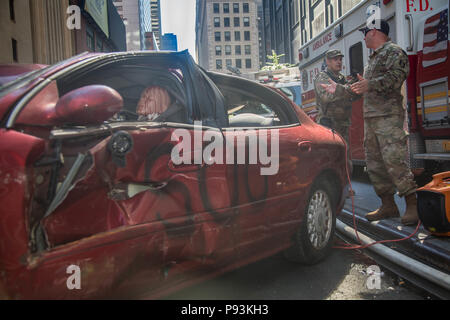 Les soldats de l'Armée américaine affecté à la 287e détachement du génie, la formation sur la façon de victimes de l'aide dans les situations d'urgence à l'église de Times Square, New York City, New York, le 10 juillet 2018. Le New York City Fire Department (FDNY) ainsi que du nord de l'armée américaine l'armée américaine et d'un Commandement du Nord mène un exercice conjoint simulant un incident chimique, biologique, radiologique et nucléaire (CBRN) Événement pour maximiser la réponse appropriée à partir de la première réponse. (U.S. Photo de l'armée par la CPS. Brandon Best) Banque D'Images