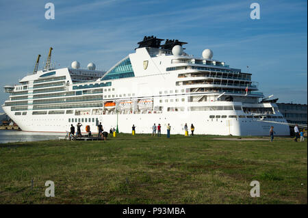 Bateau de croisière MV Ovation Seabourn administré par Seabourn Cruise Line au cours de sa première saison en Europe à Szczecin, Pologne 14 juin 2018 © Wojciech Stro Banque D'Images