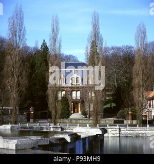 AJAXNETPHOTO. MARLY LE ROI, FRANCE. - PLACE DE L'Abreuvoir - ANCIENNE PROPRIÉTÉ RÉSIDENTIELLE DONNANT SUR L'abreuvoir, de l'eau usine. photo:JONATHAN EASTLAND/AJAX REF:85 7 Banque D'Images