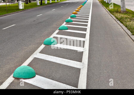 Une piste cyclable Piste cyclable, vide ou bande cyclable séparée par le marquage routier et restrictive des hémisphères, à partir de la chaussée. Banque D'Images