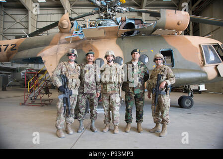 Kaboul, Afghanistan (11 juillet 2018) -- Le Sergent Shawn Master Chef Drinkard de commandement en chef, sergent-chef de l'Armée de l'Air Central Command (AFCENT), s'est réuni avec le Train, conseiller et assister les Command-Air (TAAC-Air) et de l'Armée de l'air afghane (AAF) militaires du 11 juillet 2018, l'Escadre aérienne de Kaboul, Afghanistan. Drinkard ont discuté de divers sujets, y compris l'importance des relations et de donner aux membres des deux forces armées. (U.S. Photo de l'Armée de l'air par le sergent. Jared J. Duhon) Banque D'Images