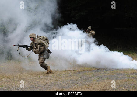 1er lieutenant Jorge Acevedo, 16e Brigade de maintien en puissance, passer l'exercice d'entraînement sur la situation locale Baumholder Zone d'entraînement. Dix-huit concurrents à partir de la 21e à la concurrence commande Soutien Théâtre gagner le titre de "Meilleur guerrier'. Baumholder, Allemagne, le 10 juillet 2018 (U.S. Photo de l'armée, spécialiste de l'information visuelle Ruediger Hess/libérés) Banque D'Images