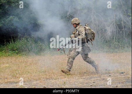 1er lieutenant Jorge Acevedo, 16e Brigade de maintien en puissance, passer l'exercice d'entraînement sur la situation locale Baumholder Zone d'entraînement. Dix-huit concurrents à partir de la 21e à la concurrence commande Soutien Théâtre gagner le titre de "Meilleur guerrier'. Baumholder, Allemagne, le 10 juillet 2018 (U.S. Photo de l'armée, spécialiste de l'information visuelle Ruediger Hess/libérés) Banque D'Images