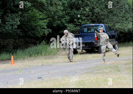 1er lieutenant Jorge Acevedo, 16e Brigade de maintien en puissance, passer l'exercice d'entraînement sur la situation locale Baumholder Zone d'entraînement. Dix-huit concurrents à partir de la 21e à la concurrence commande Soutien Théâtre gagner le titre de "Meilleur guerrier'. Baumholder, Allemagne, le 10 juillet 2018 (U.S. Photo de l'armée, spécialiste de l'information visuelle Ruediger Hess/libérés) Banque D'Images