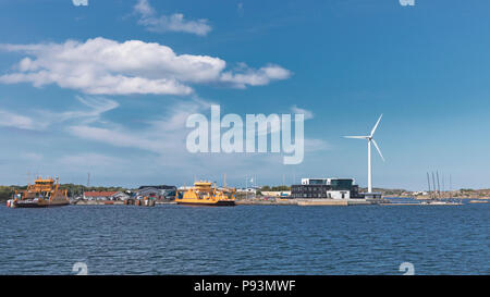 Paysage pittoresque voir l'île d'Hönö et grande éolienne côtière dans l'archipel de la côte ouest de la Suède Banque D'Images
