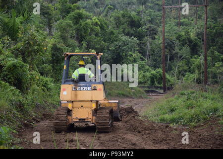 Les entrepreneurs a lancé des travaux de stabilisation de l'environnement à deux sites dans le Rio Grande, Puerto Rico, où l'Army Corps of Engineers des États-Unis est de superviser les travaux de stabilisation de l'environnement pour restaurer les sites perturbés durant la mission de rétablissement d'alimentation d'urgence. Banque D'Images