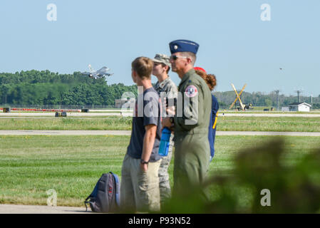 Un groupe d'étudiants intéressés par les opportunités de carrière avec le Wisconsin Air National Guard watch un F-16 Fighting Falcon décoller le 11 juillet 2018, sur le terrain, le Wisconsin. Truax Au cours de la visite les élèves ont pu regarder le décollage et en savoir plus sur les différentes possibilités de carrière à l'Armée de l'air.(U.S. Photo de la Garde nationale aérienne Airman Cameron Lewis) Banque D'Images