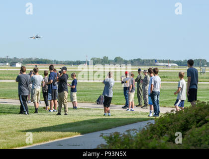 Un groupe d'étudiants intéressés par les opportunités de carrière avec le military watch un F-16 Fighting Falcon décoller le 11 juillet 2018, sur le terrain, le Wisconsin. Truax Au cours de la visite les élèves ont pu regarder le décollage et en savoir plus sur les différentes possibilités de carrière avec la Garde nationale aérienne du Wisconsin aux États-Unis. Photo de la Garde nationale aérienne Airman Cameron Lewis) Banque D'Images